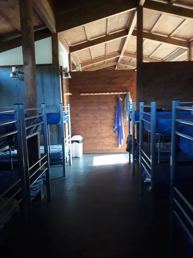 Stapelbedden op een rij in de slaapzaal van een pelgrimsalbergue Stapelbedden op een rij in de slaapzaal van een pelgrimsalbergue