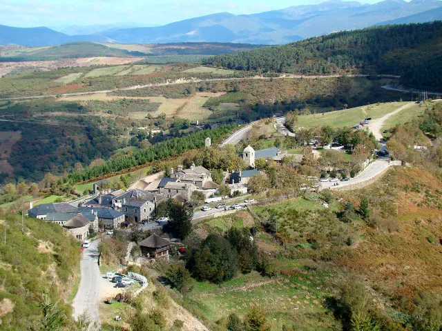Het bergdorp O Cebreiro met zijn ronde, met stro gedekte pallozas tussen de groene Galicische heuvels Het bergdorp O Cebreiro met zijn ronde, met stro gedekte pallozas tussen de groene Galicische heuvels