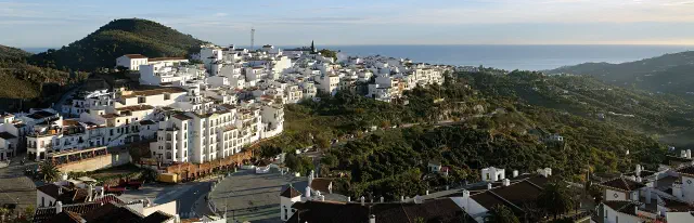 Het witte dorp Frigiliana op de helling van de Sierra Almijara, met de Middellandse Zee op de achtergrond Het witte dorp Frigiliana op de helling van de Sierra Almijara, met de Middellandse Zee op de achtergrond