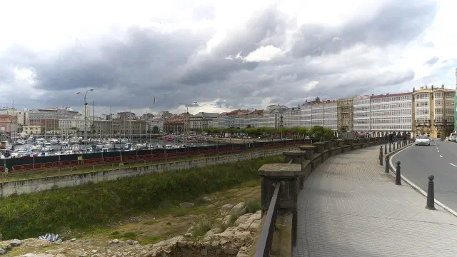 De Avenida de la Marina in A Coruña met de iconische witte glazen galerías langs de havenboulevard
