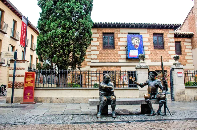 Het Museo Casa Natal de Cervantes met de bronzen beelden van Don Quichot en Sancho Panza ervoor