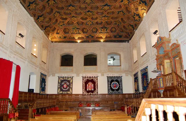 Het Paraninfo van de Universiteit van Alcalá met het versierde mudéjarplafond