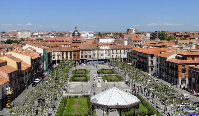 De Plaza de Cervantes in Alcalá de Henares gezien vanaf de Torre de Santa María