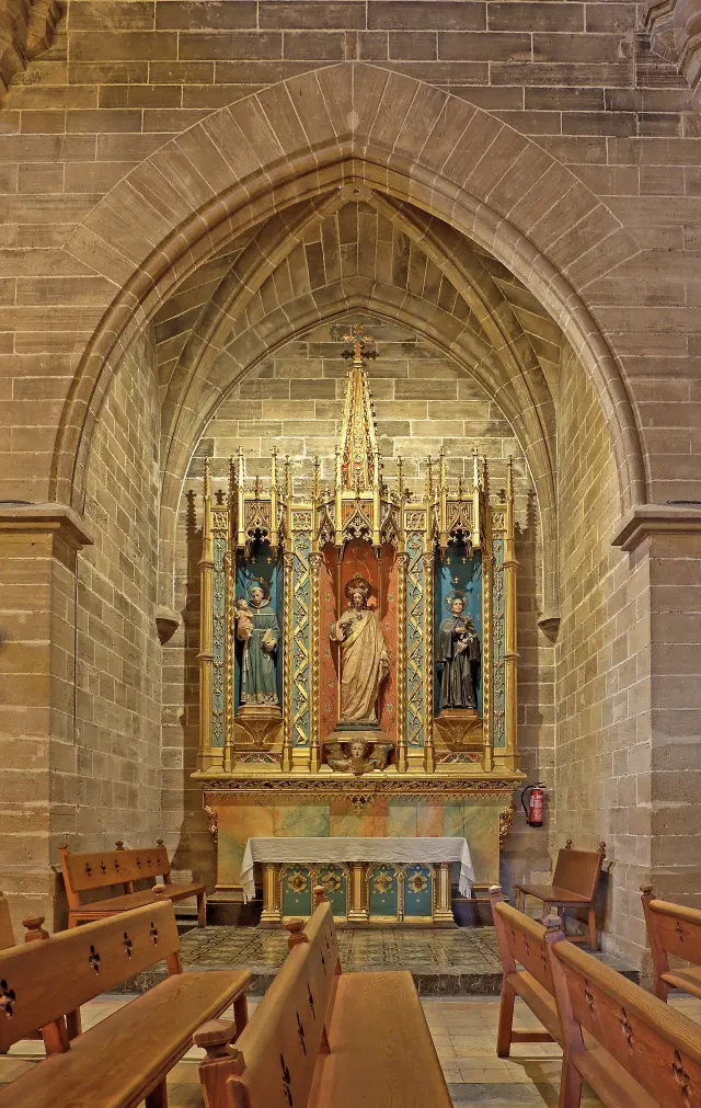 Het neogotische interieur van de Església de Sant Jaume in Alcúdia met polychrome zijkapel Het neogotische interieur van de Església de Sant Jaume in Alcúdia met polychrome zijkapel