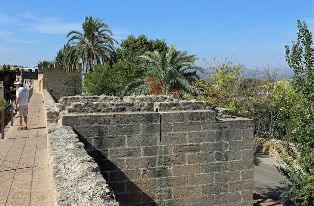 De middeleeuwse stadsmuren van Alcúdia met loopbruggen en uitzicht op Mallorca De middeleeuwse stadsmuren van Alcúdia met loopbruggen en uitzicht op Mallorca