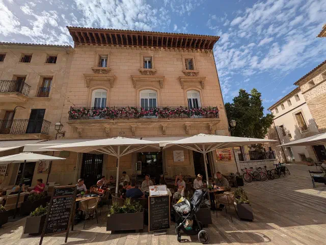De Plaça de la Constitució in het historische centrum van Alcúdia met terrassen en arcaden De Plaça de la Constitució in het historische centrum van Alcúdia met terrassen en arcaden