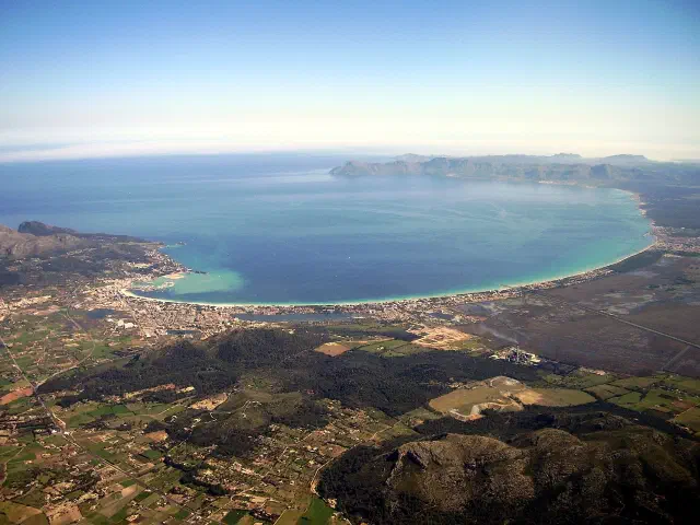 Luchtfoto van de Badia d'Alcúdia met het lange Playa de Alcúdia strand en de bergen op de achtergrond Luchtfoto van de Badia d'Alcúdia met het lange Playa de Alcúdia strand en de bergen op de achtergrond