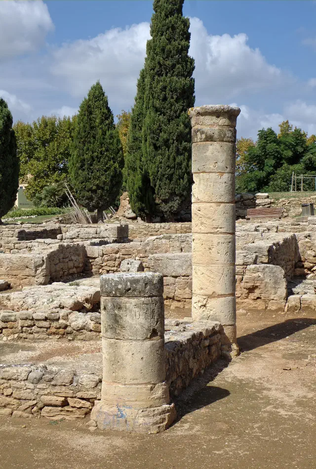 Romeinse zuilen en ruïnes van het oude Pollentia bij Alcúdia op Mallorca Romeinse zuilen en ruïnes van het oude Pollentia bij Alcúdia op Mallorca