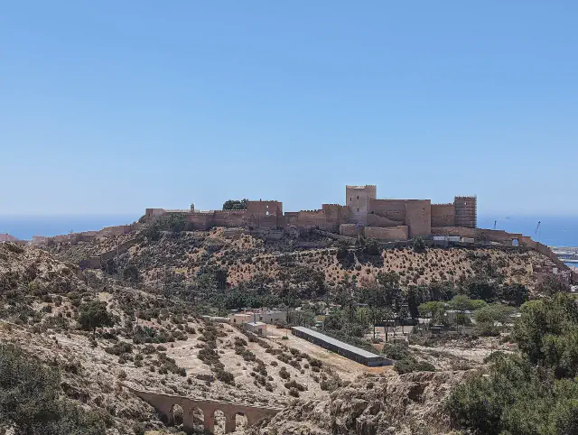 Afstandsfoto van het fort in Almeria met een blauwe lucht