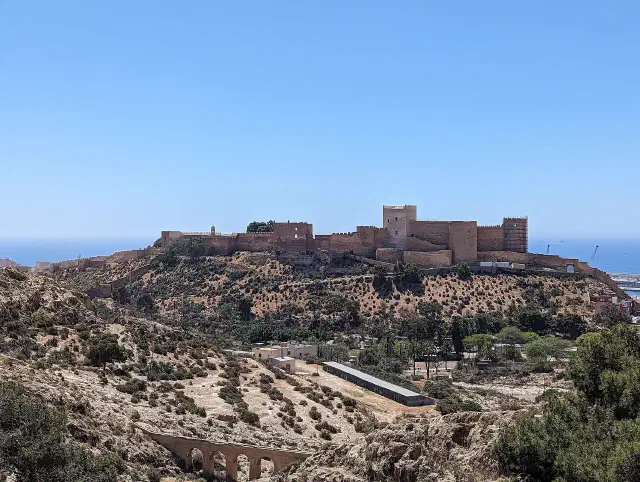 Afstandsfoto van het fort in Almeria met een blauwe lucht Afstandsfoto van het fort in Almeria met een blauwe lucht