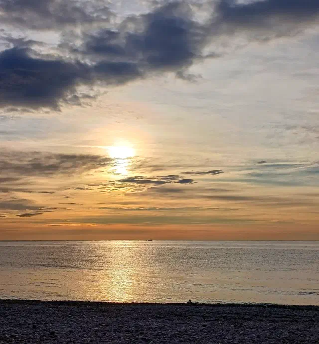 Playa de la Roda tijdens zonsopkomst in Altea Playa de la Roda tijdens zonsopkomst in Altea