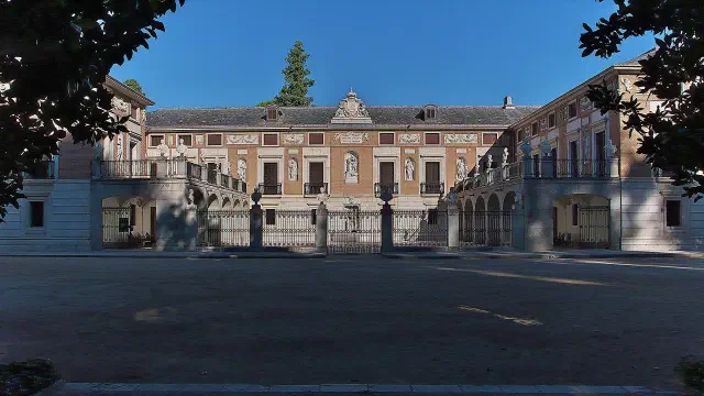 Casa del Labrador in Aranjuez: neoklassiek lustpaviljoen van Carlos IV met smeedijzeren hekken Casa del Labrador in Aranjuez: neoklassiek lustpaviljoen van Carlos IV met smeedijzeren hekken