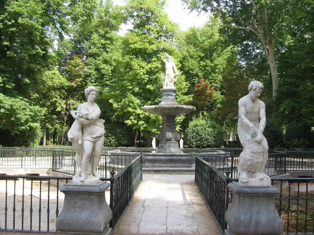 Fuente de Hércules in de Jardín de la Isla in Aranjuez, geflankeerd door mythologische beelden Fuente de Hércules in de Jardín de la Isla in Aranjuez, geflankeerd door mythologische beelden