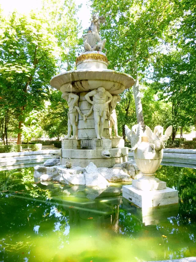 Fuente de Narciso in de Jardín del Príncipe in Aranjuez met spiegelende vijver Fuente de Narciso in de Jardín del Príncipe in Aranjuez met spiegelende vijver