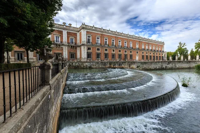 Palacio Real de Aranjuez gezien vanaf de Tajo met de gebogen stuw Palacio Real de Aranjuez gezien vanaf de Tajo met de gebogen stuw