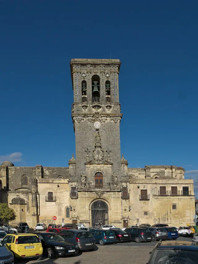 De Basílica de Santa María de la Asunción aan de Plaza del Cabildo in Arcos de la Frontera De Basílica de Santa María de la Asunción aan de Plaza del Cabildo in Arcos de la Frontera