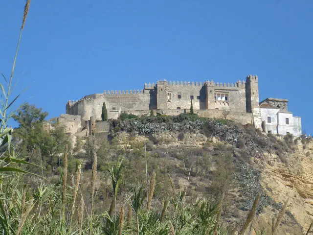 Het Castillo de los Duques aan de Plaza del Cabildo in Arcos de la Frontera Het Castillo de los Duques aan de Plaza del Cabildo in Arcos de la Frontera
