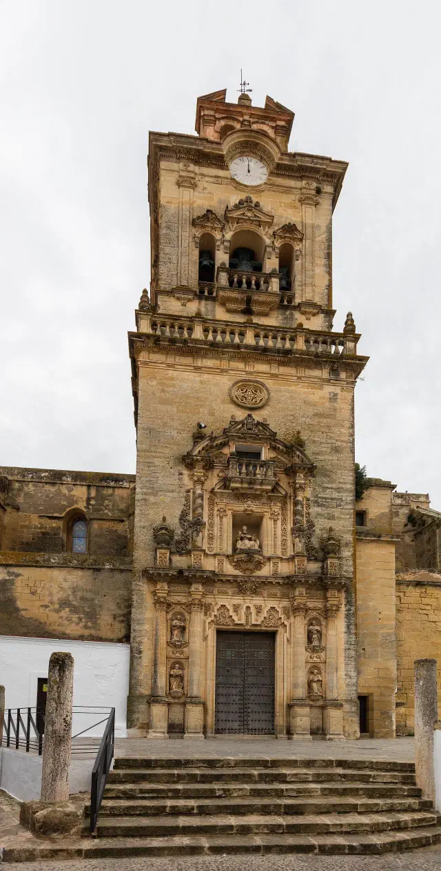 De barokke torengevel van de Iglesia de San Pedro in Arcos de la Frontera De barokke torengevel van de Iglesia de San Pedro in Arcos de la Frontera