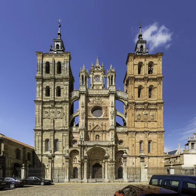 De kathedraal Santa Maria van Astorga naast het Gaudi-paleis De kathedraal Santa Maria van Astorga naast het Gaudi-paleis