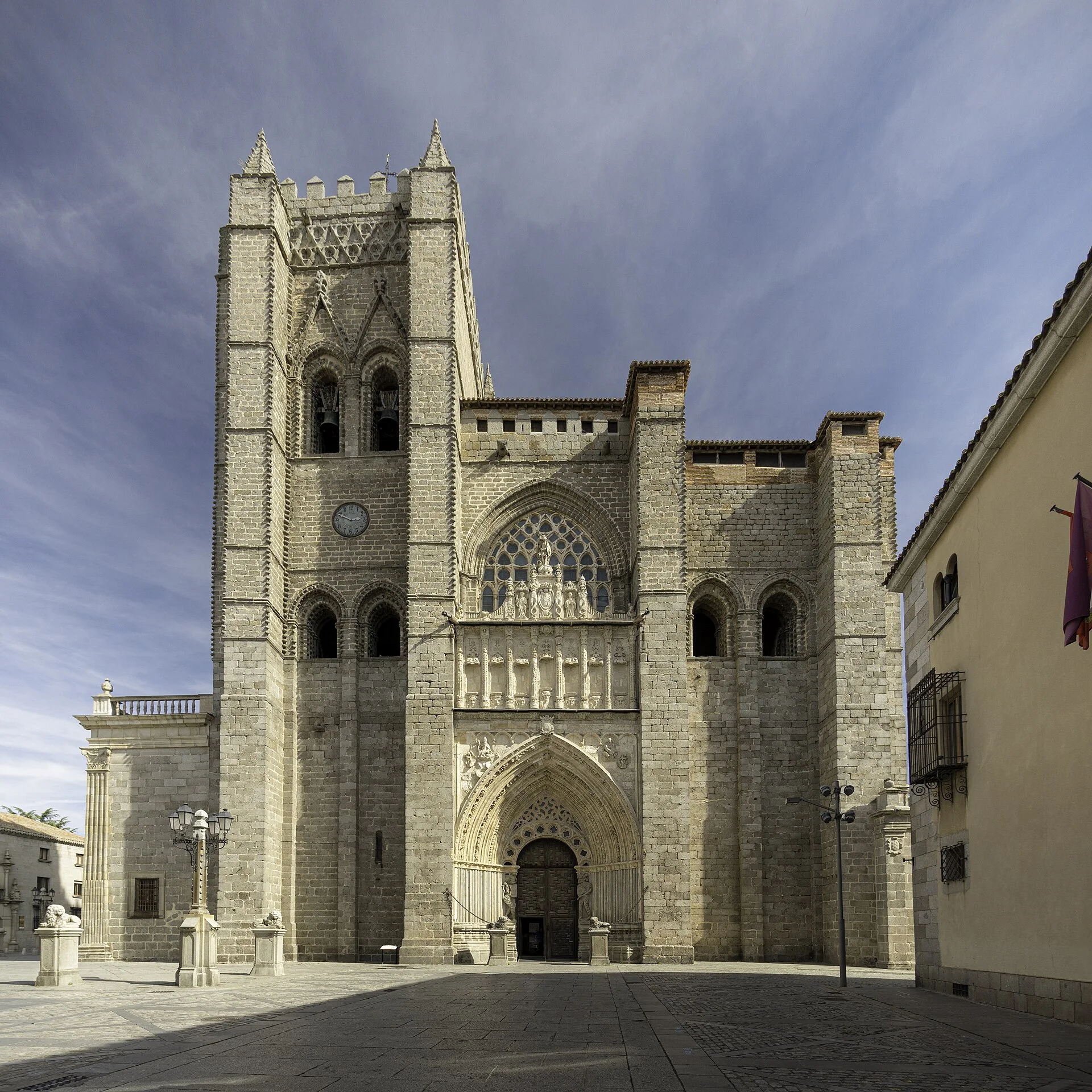 Catedral del Salvador De gefortificeerde Catedral del Salvador van Ávila ingebouwd in de stadsmuur
