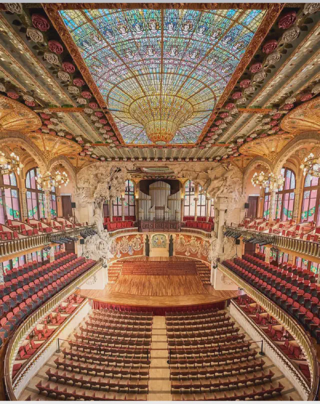 Interieur van het concertgebouw Palau de la Musica Catalana in Barcelona