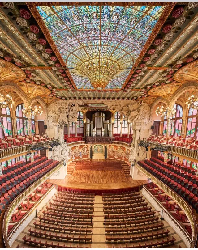 Interieur van het concertgebouw Palau de la Musica Catalana in Barcelona Interieur van het concertgebouw Palau de la Musica Catalana in Barcelona
