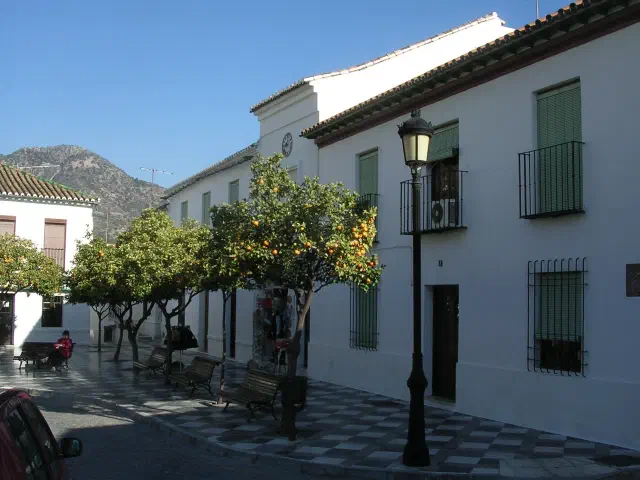 Plein met sinaasappelbomen en bankjes in Benalmádena Pueblo