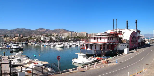 Puerto Marina in Benalmádena met witte huizen aan het water