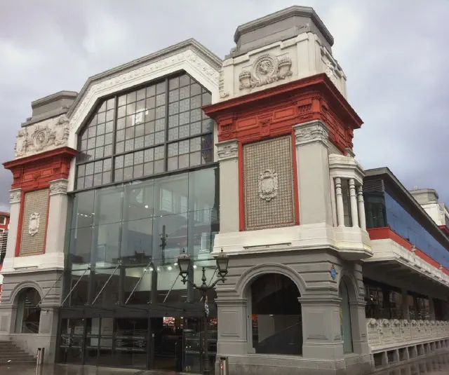 Buitenaanzicht van la Ribera overdekte markt