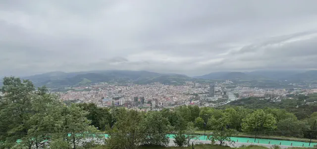 Birdview van de stad genomen vanaf een uitkijkpunt op Mount Artxanda