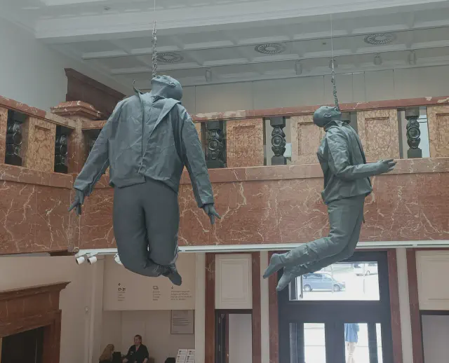 Twee hangende kunstwerken 'Hanging Figure' van Juan Munoz in het Museo de Bellas Artes in Bilbao