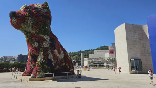 Grote puppy van bloemen in Bilbao voor het Guggenheim museum