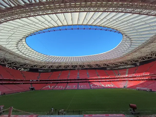 Binnenaanzicht van het voetbalstadion San Mames van Athletic Bilbao Binnenaanzicht van het voetbalstadion San Mames van Athletic Bilbao