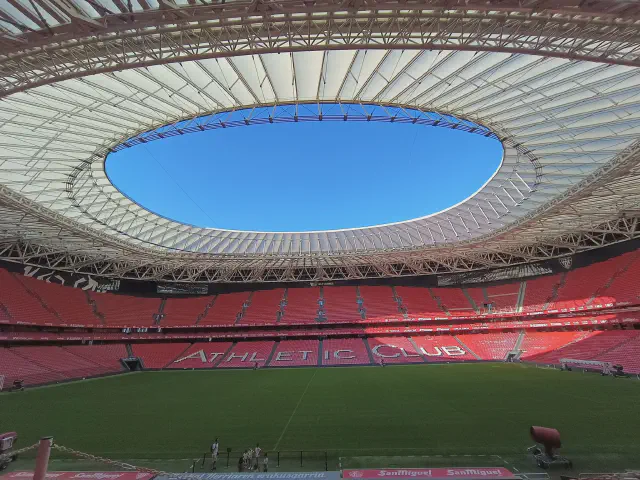 Binnenaanzicht van het voetbalstadion San Mames van Athletic Bilbao