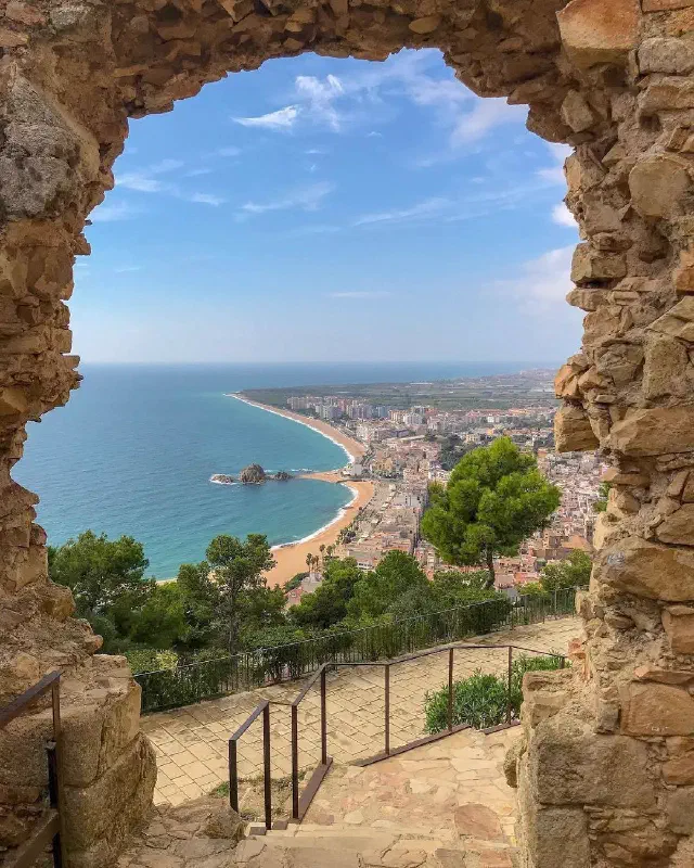 Waanzinning uitzicht over de stad Blanes vanaf Castillo de San Juan Waanzinning uitzicht over de stad Blanes vanaf Castillo de San Juan