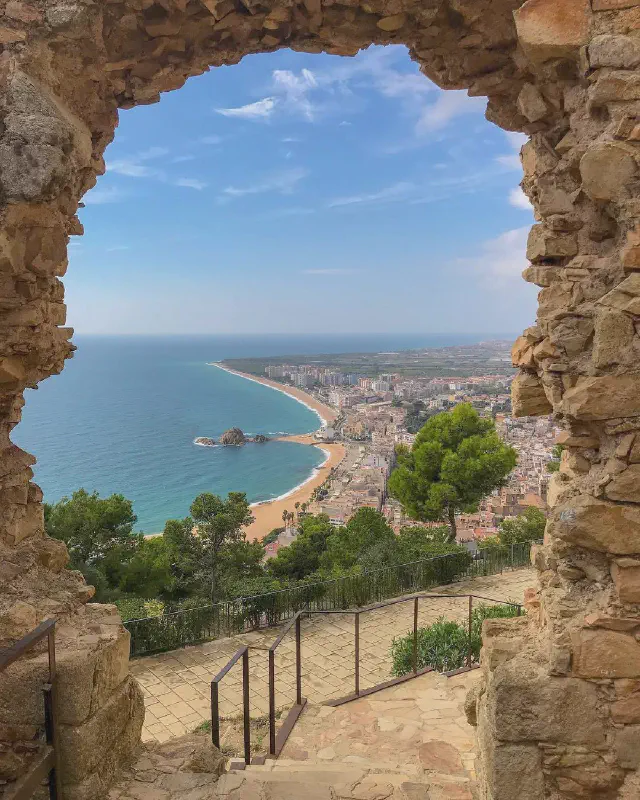 Waanzinning uitzicht over de stad Blanes vanaf Castillo de San Juan