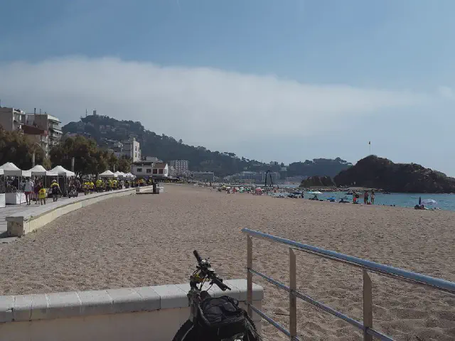 Playa de Blanes op een halfbewolkte dag