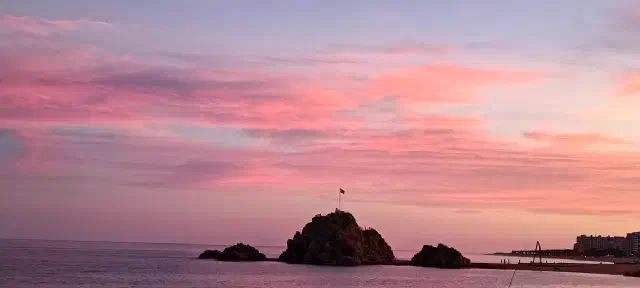 Foto van Sa Palomera tijdens mooi roze licht Foto van Sa Palomera tijdens mooi roze licht