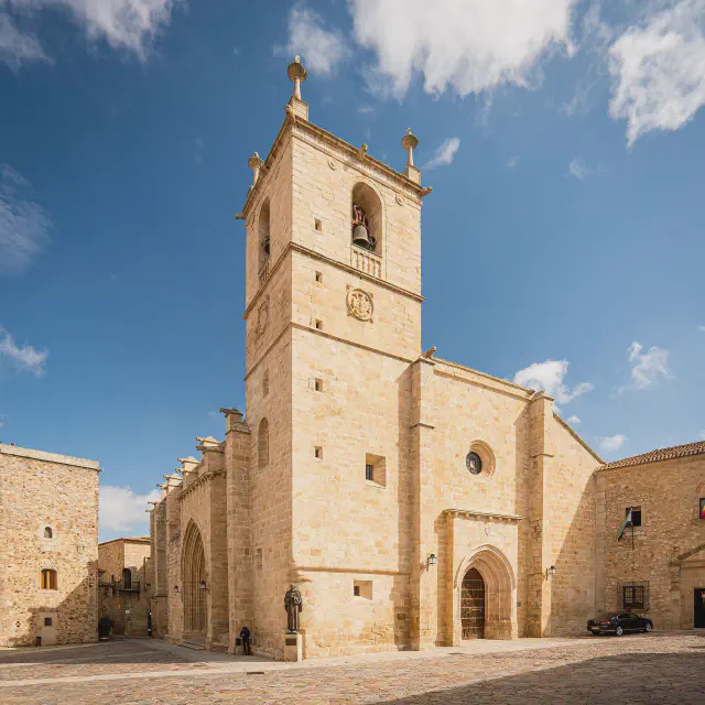De Concatedral de Santa María in Cáceres met zijn klokkentoren en zandstenen gevel