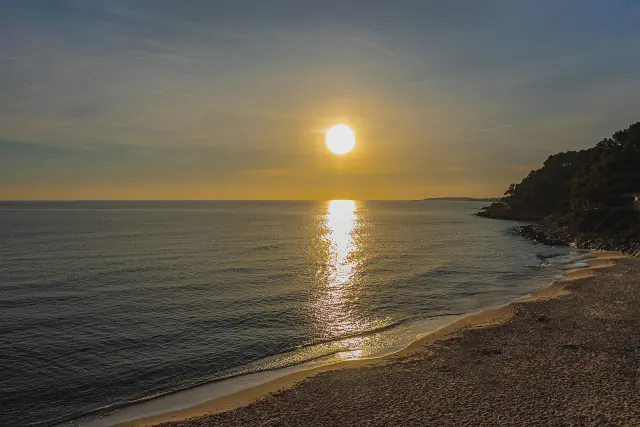 Zonsondergang op een strand in Calafell