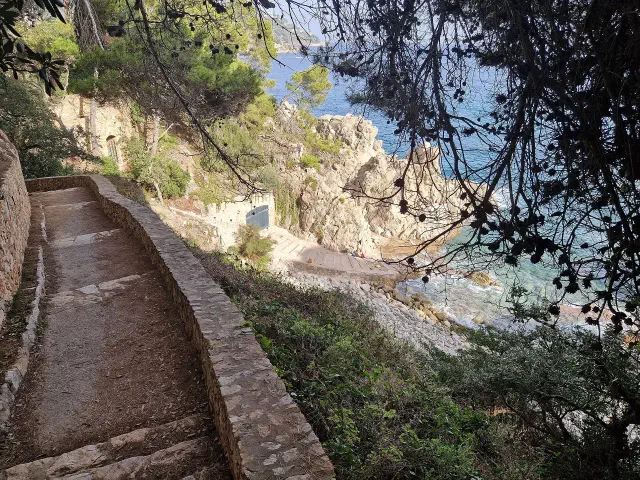 Het camí de ronda langs de rotsen bij Calella de Palafrugell Het camí de ronda langs de rotsen bij Calella de Palafrugell