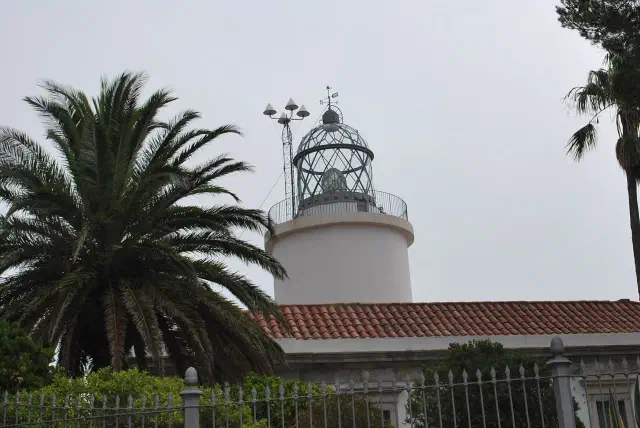 De vuurtoren Far de Sant Sebastià boven Llafranc bij Calella de Palafrugell De vuurtoren Far de Sant Sebastià boven Llafranc bij Calella de Palafrugell