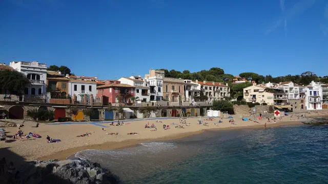 Platja del Canadell met de oude vissershuisjes in Calella de Palafrugell Platja del Canadell met de oude vissershuisjes in Calella de Palafrugell