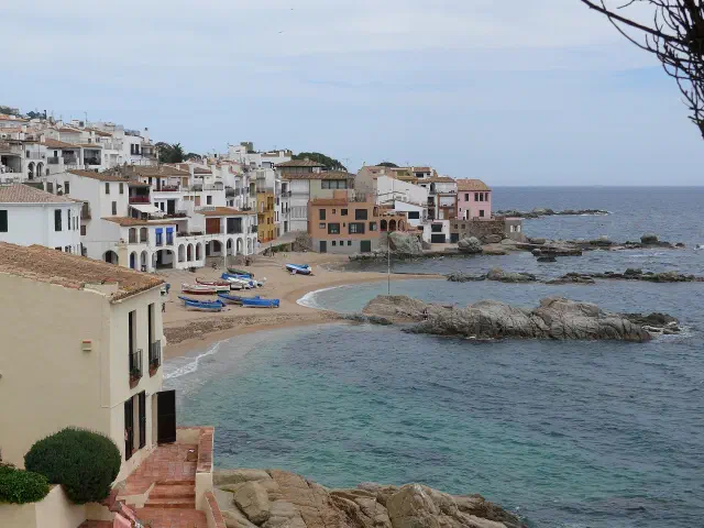 Het strandje Port Bo met de witte bogen van Les Voltes in Calella de Palafrugell Het strandje Port Bo met de witte bogen van Les Voltes in Calella de Palafrugell