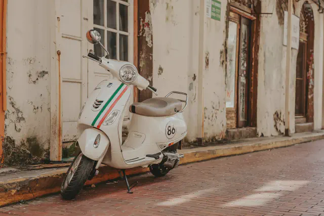 Smalle straatjes en witte huizen in het Casco Antiguo van Calpe