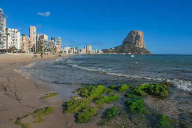 Playa de la Fossa strand met uitzicht op de Peñón de Ifach in Calpe Playa de la Fossa strand met uitzicht op de Peñón de Ifach in Calpe
