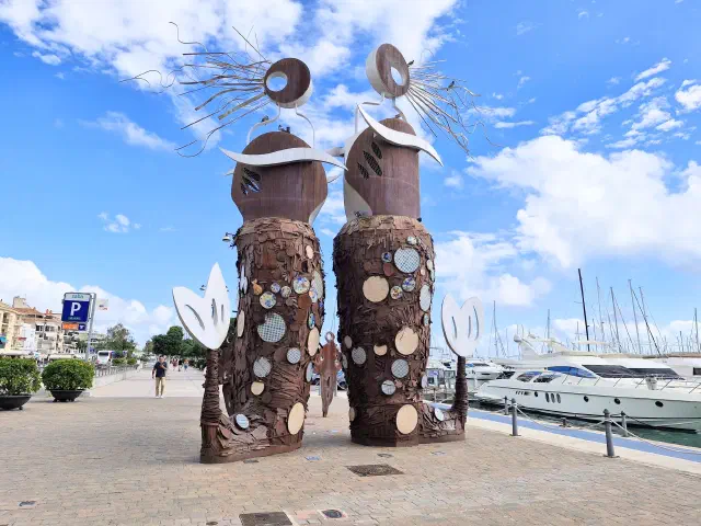 Foto van kunstwerk les Serenes in de haven van Cambrils