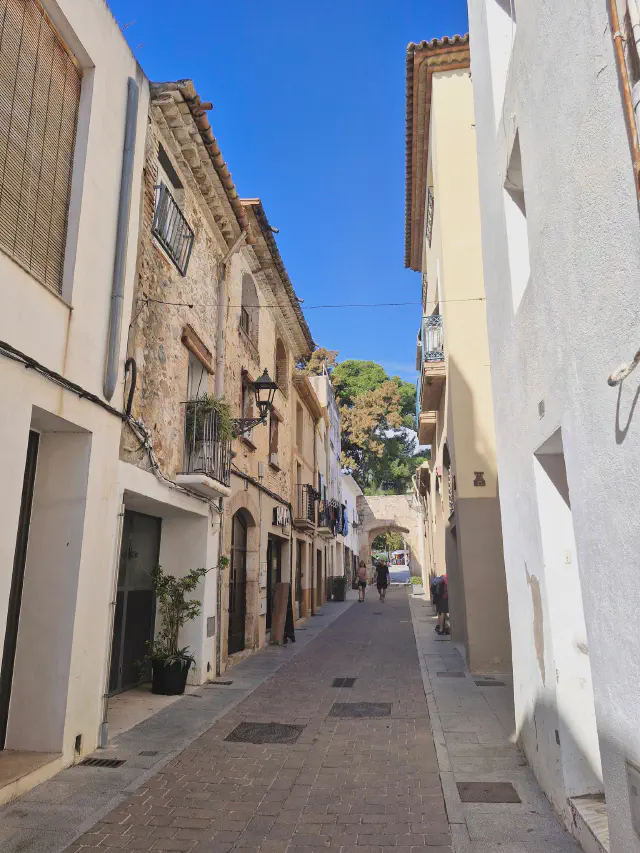 Foto van een oud straatje in the Old Town van Cambrils