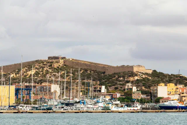 Het middeleeuwse kasteel Castillo de la Concepción op de heuvel boven Cartagena