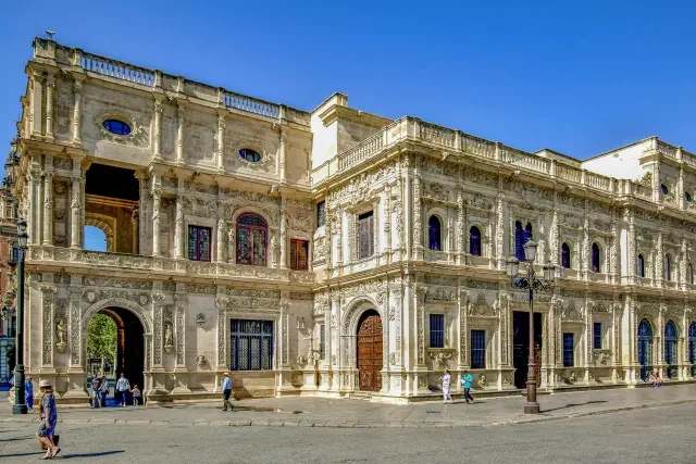 Het art nouveau stadhuis Palacio Consistorial van Cartagena met witte marmeren gevel